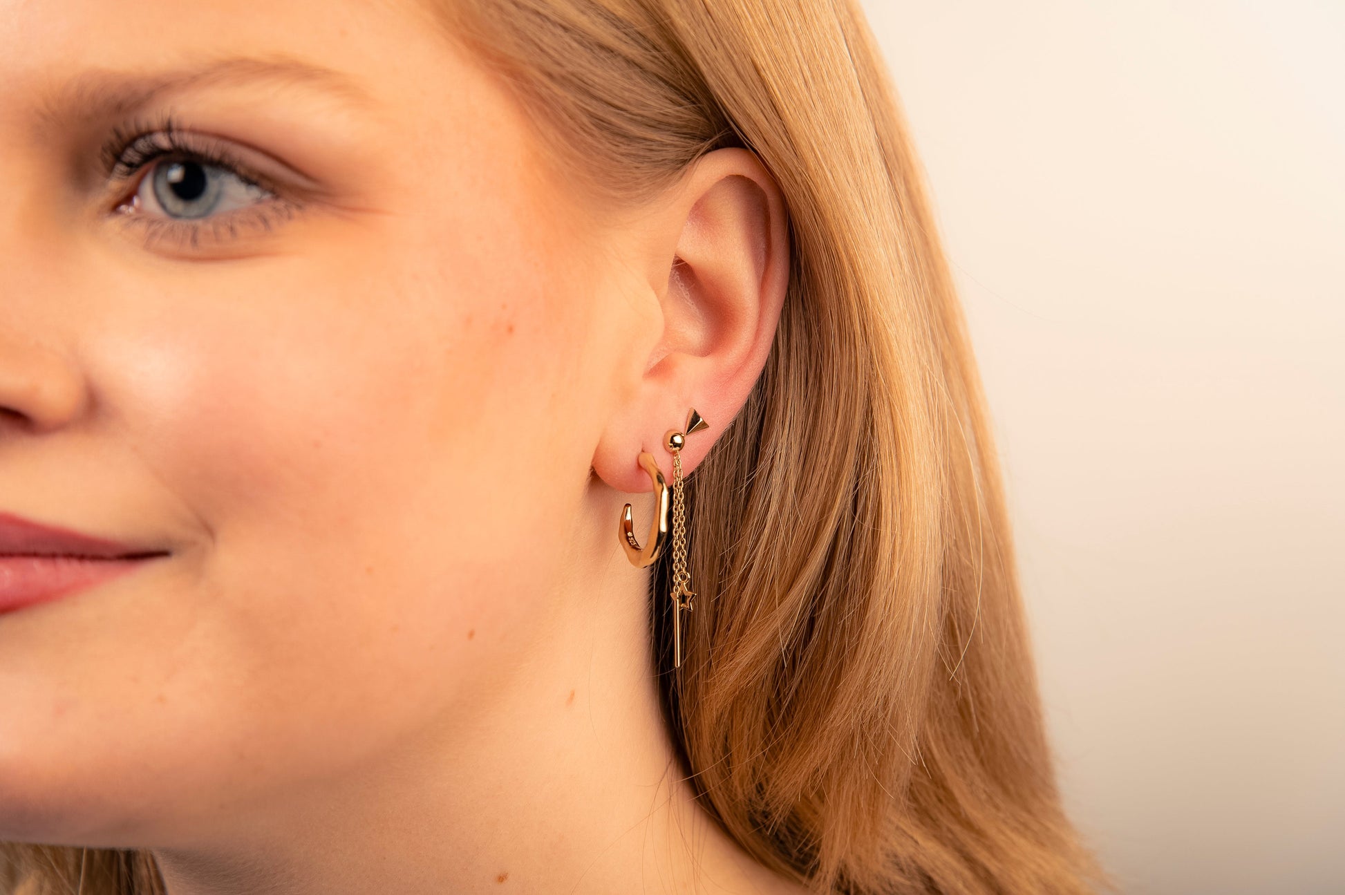 Oorhangers met ster en staafje aan ketting Goudkleur JE039G-1