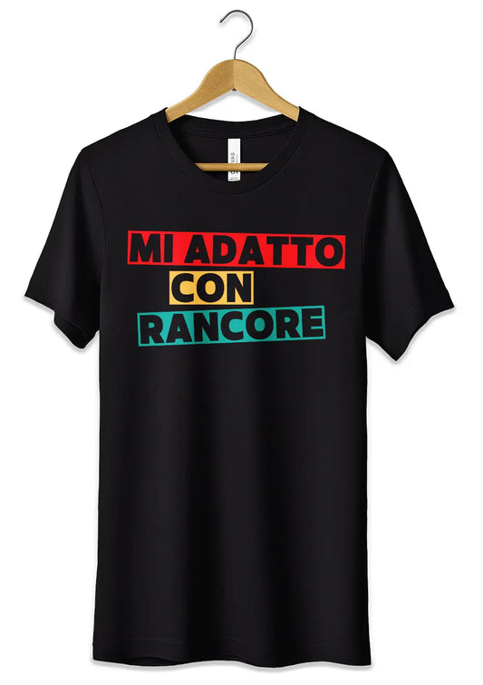 T-Shirt Maglietta Mi Adatto con Rancore Frase Divertente-0
